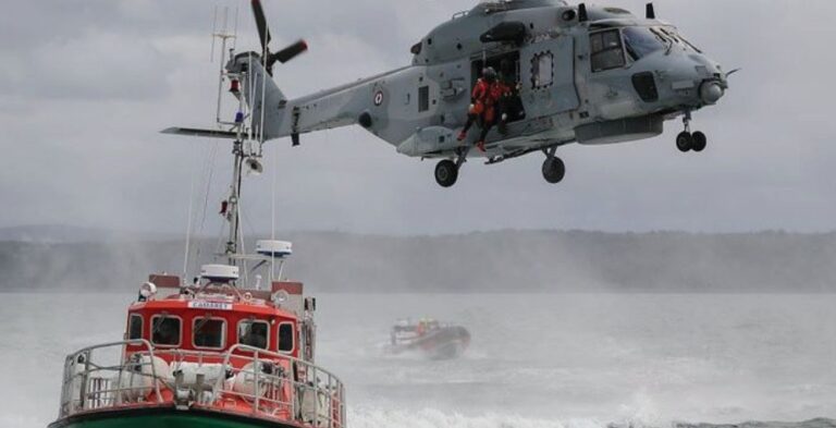 Hélicoptère de la Marine nationale et canot de sauvetage en mer